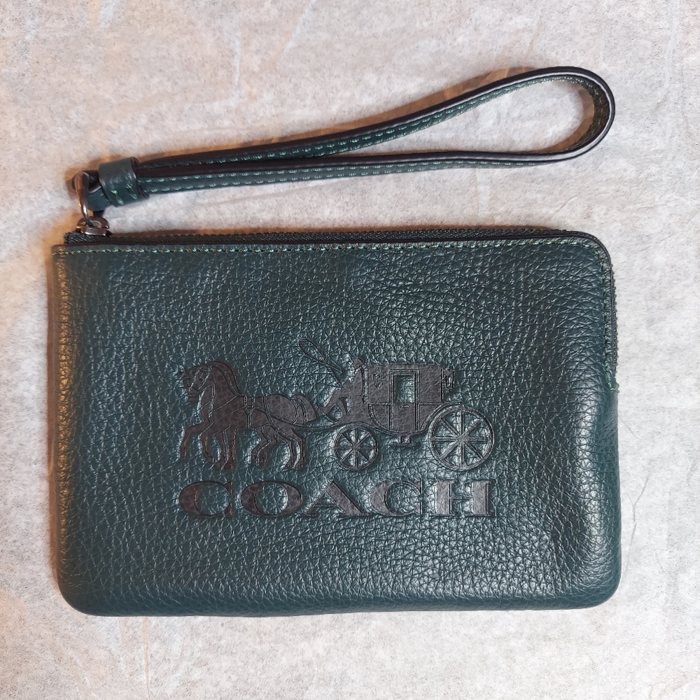 Coach Horse & Carriage Corner Zip Wristlet in Green.. BRAND NEW!!